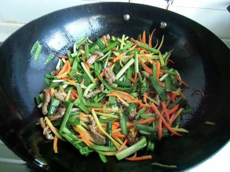 韭菜胡萝卜炒肉步骤7