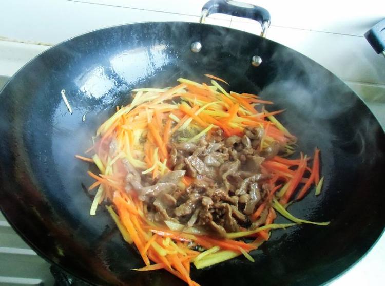 韭菜胡萝卜炒肉步骤5