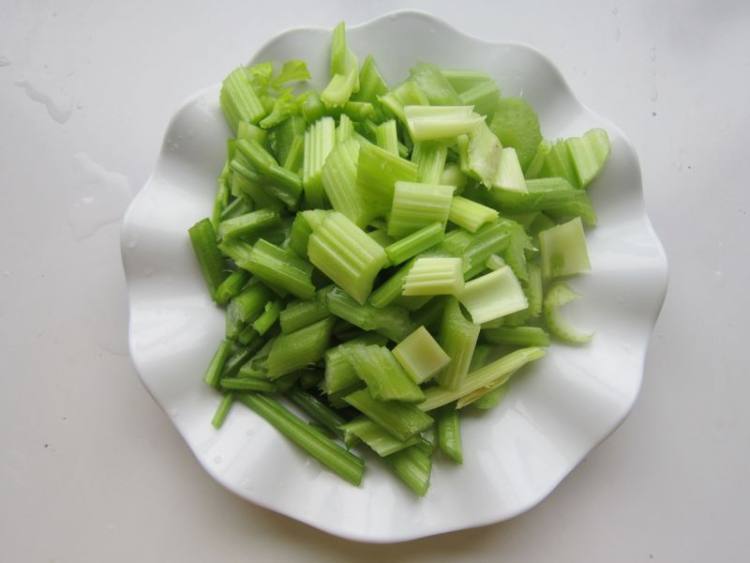 芹香鸡丝步骤2