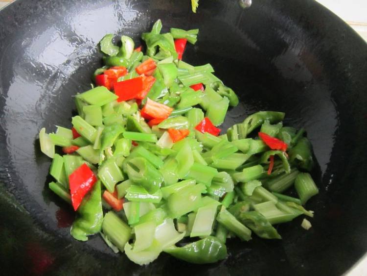 芹香鸡丝步骤7