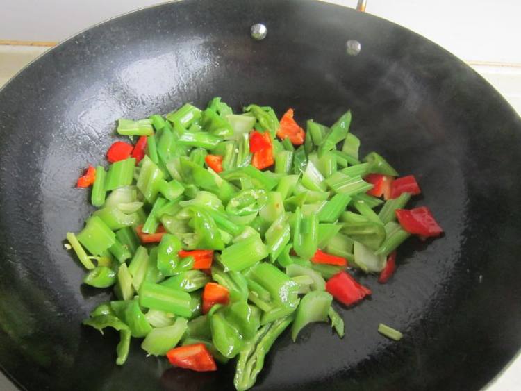 芹香鸡丝步骤8