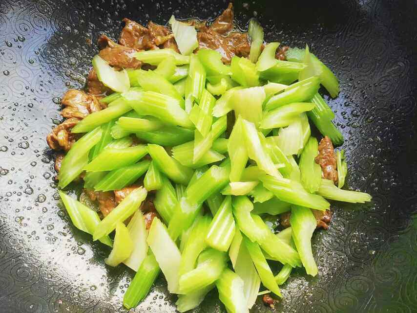 西芹炒牛肉步骤7