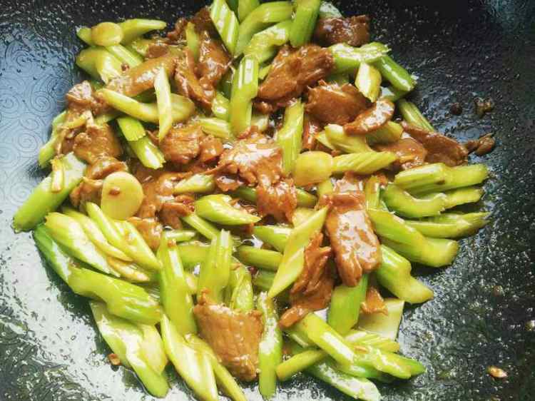西芹炒牛肉步骤8