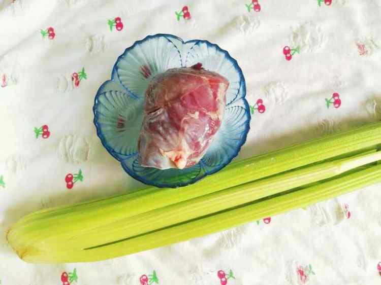 西芹炒牛肉步骤1