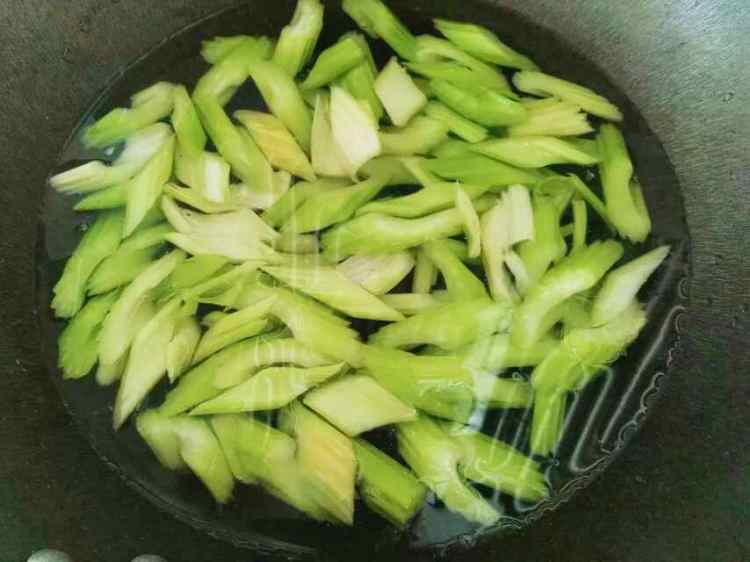 西芹炒牛肉步骤4