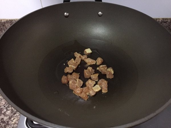 豌豆枸杞炒肉步骤4