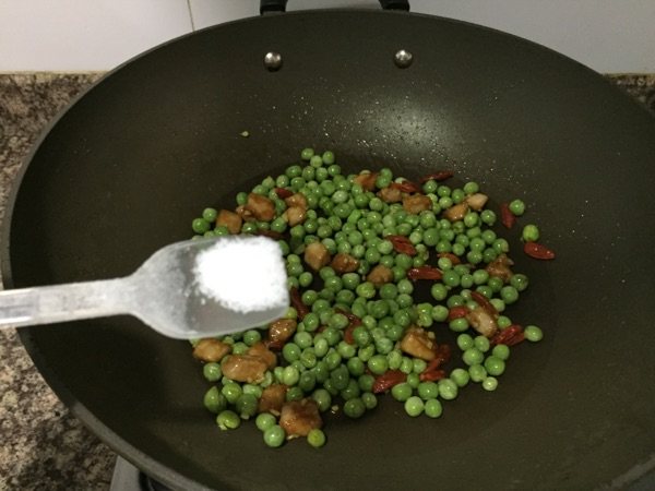 豌豆枸杞炒肉步骤9