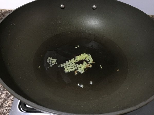 豌豆枸杞炒肉步骤5