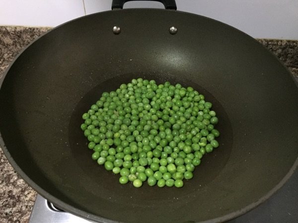 豌豆枸杞炒肉步骤6