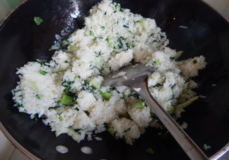 青菜炒米饭步骤5
