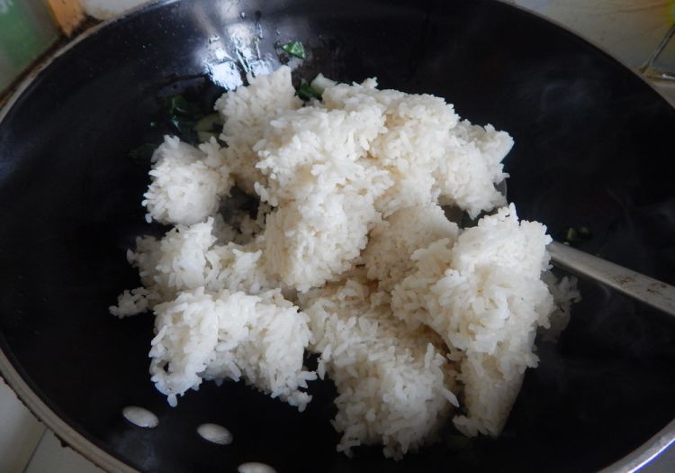 青菜炒米饭步骤4