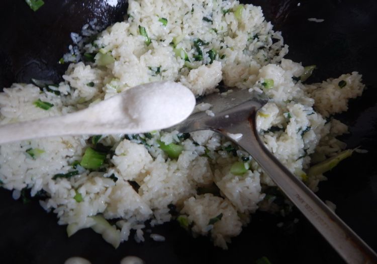 青菜炒米饭步骤6