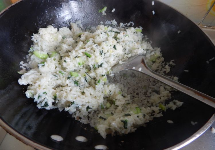 青菜炒米饭步骤7