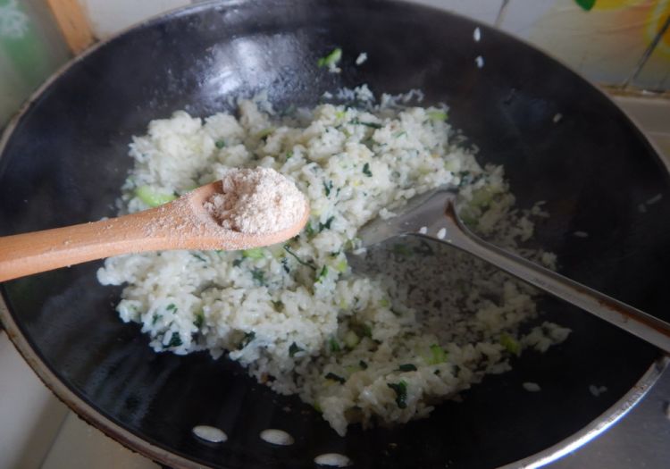 青菜炒米饭步骤8