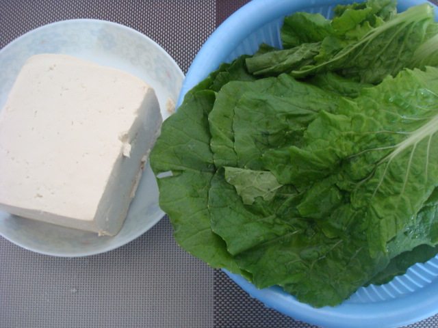 小白菜叶炖豆腐步骤1