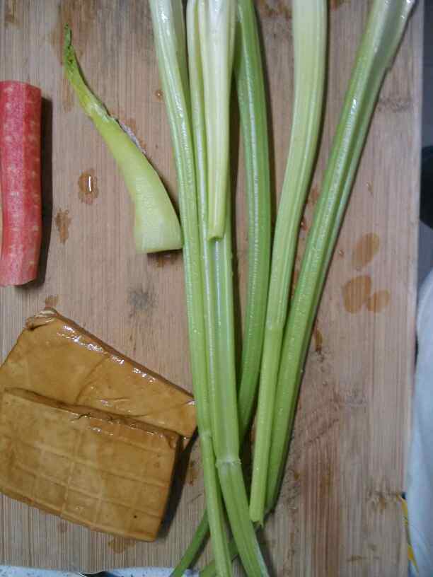 芹菜豆干炒肉步骤1