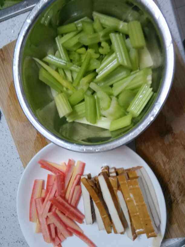 芹菜豆干炒肉步骤2