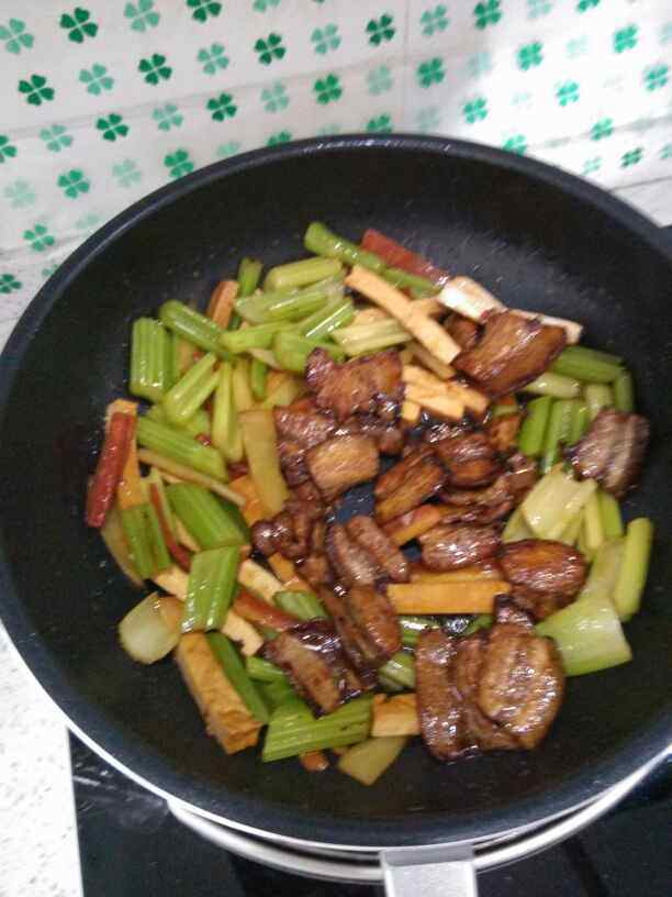 芹菜豆干炒肉步骤8