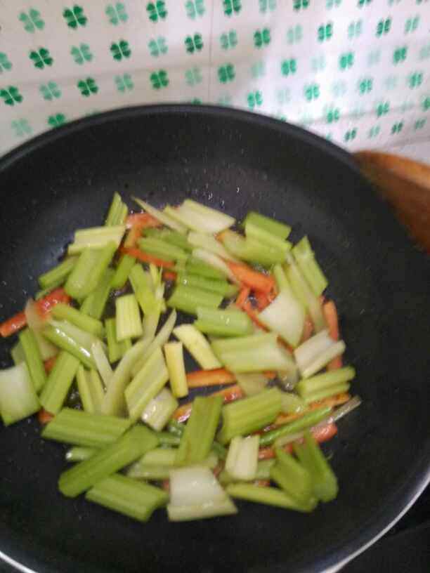 芹菜豆干炒肉步骤6