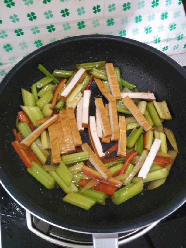 芹菜豆干炒肉步骤7