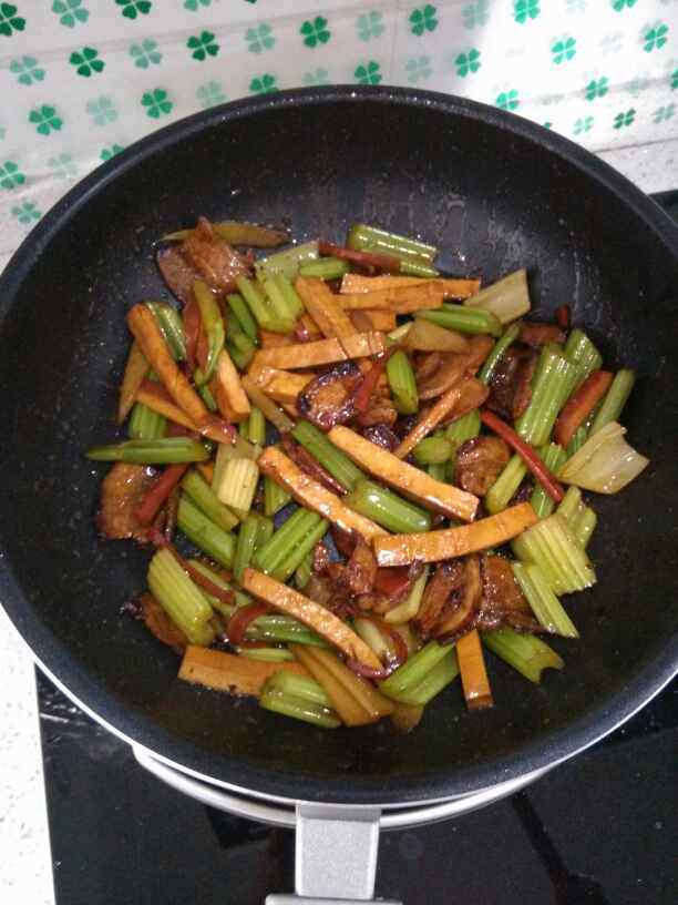 芹菜豆干炒肉步骤9
