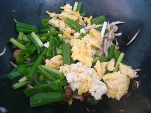 蟹味菇炒鸡蛋步骤6