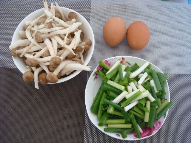 蟹味菇炒鸡蛋步骤2
