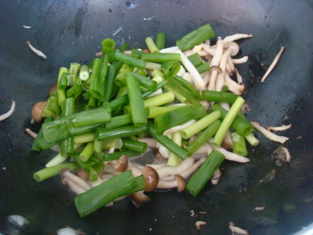 蟹味菇炒鸡蛋步骤5