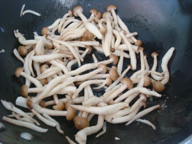 蟹味菇炒鸡蛋步骤4