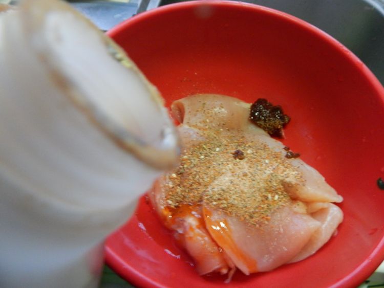 沙茶酱煎鸡胸肉步骤5