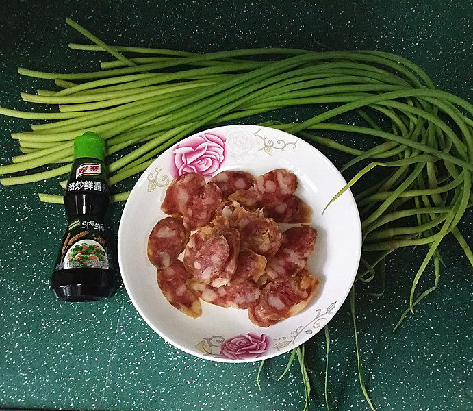 蒜苗炒香肠步骤1
