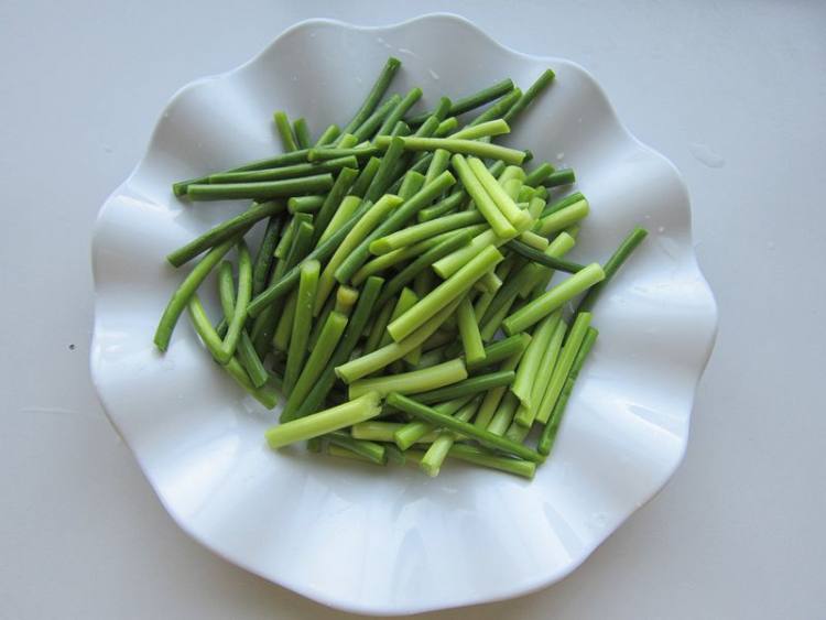 蒜薹炒肘花步骤2