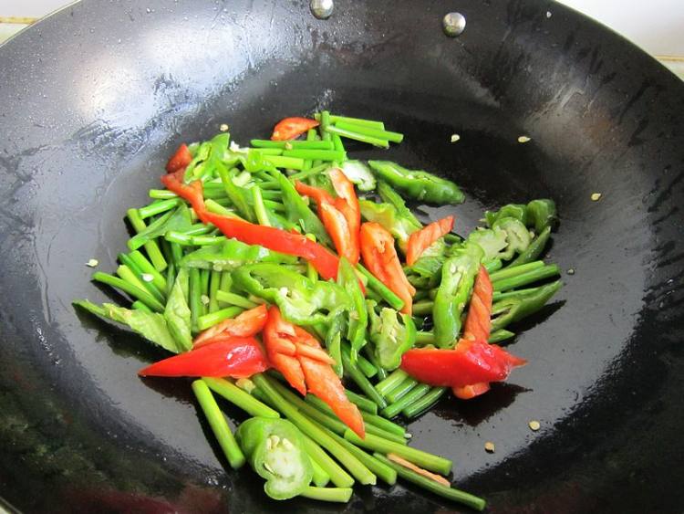 蒜薹炒肘花步骤6