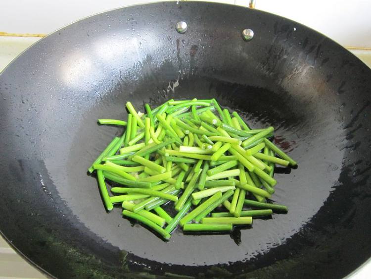 蒜薹炒肘花步骤5