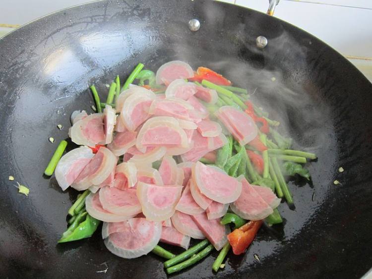 蒜薹炒肘花步骤8