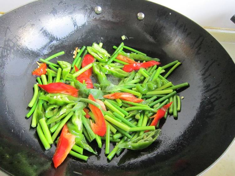 蒜薹炒肘花步骤7
