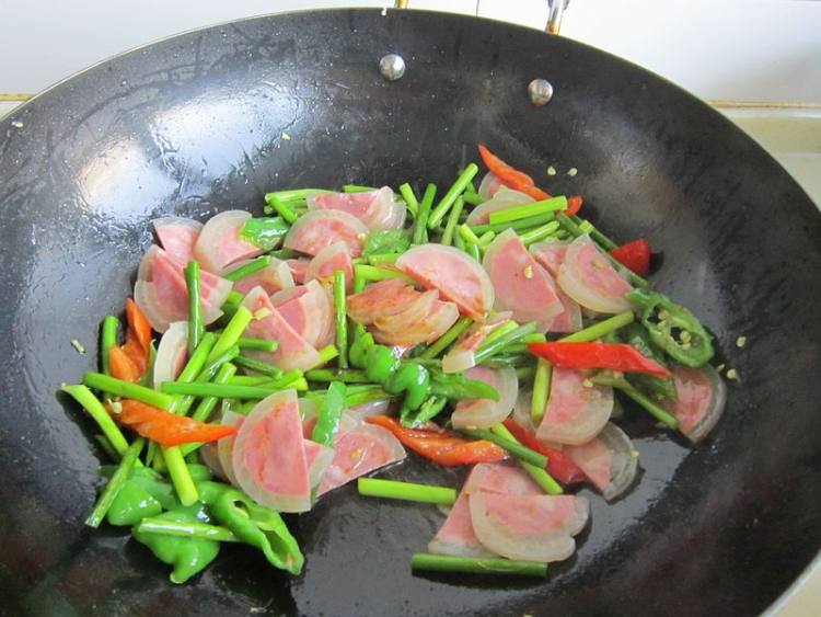 蒜薹炒肘花步骤9