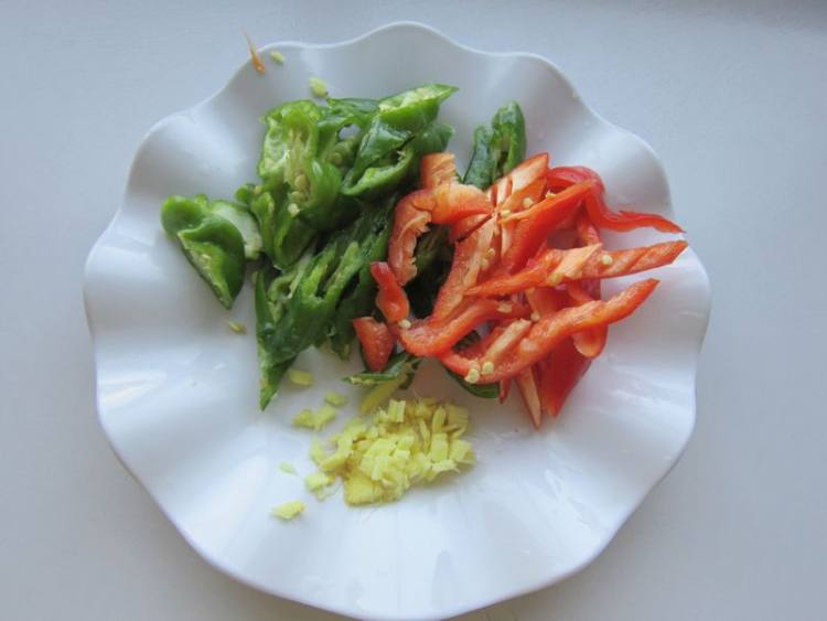 蒜薹炒肘花步骤3