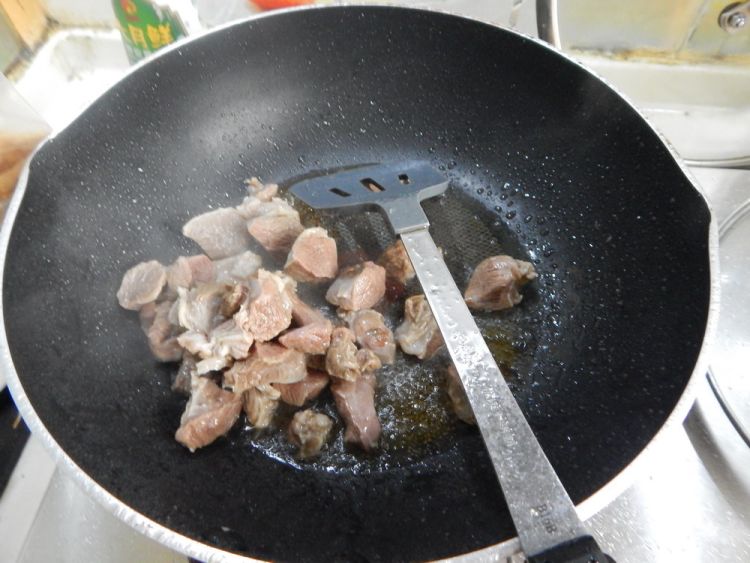 土豆胡萝卜烧牛肉块步骤3