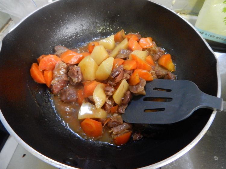 土豆胡萝卜烧牛肉块步骤11