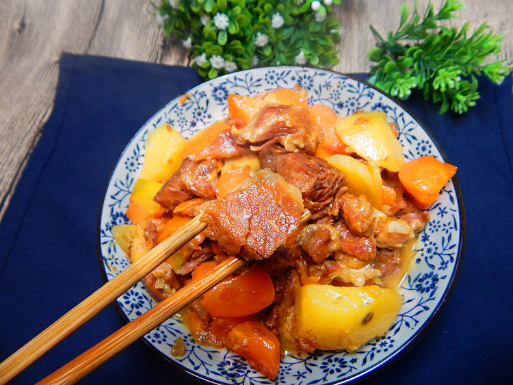 土豆胡萝卜烧牛肉块步骤13