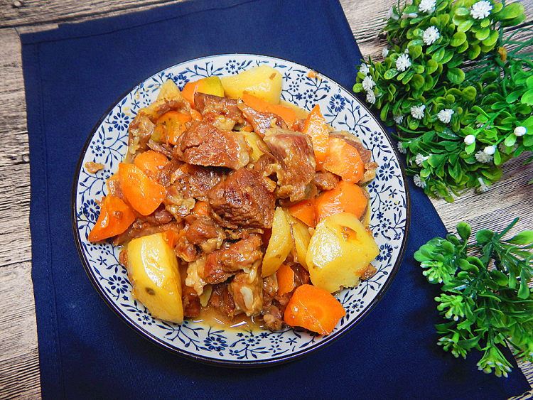土豆胡萝卜烧牛肉块步骤12
