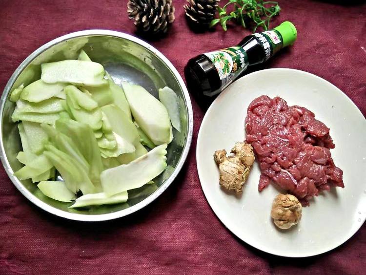 黄牛肉炒佛手瓜步骤1