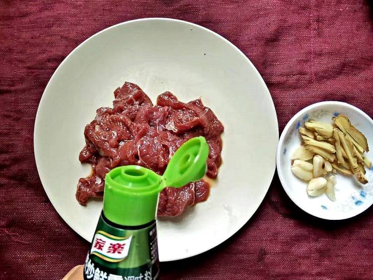 黄牛肉炒佛手瓜步骤2