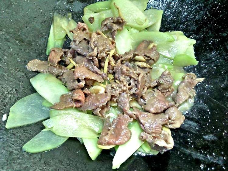 黄牛肉炒佛手瓜步骤5