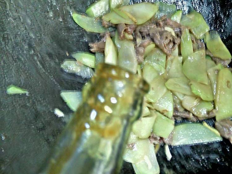 黄牛肉炒佛手瓜步骤8