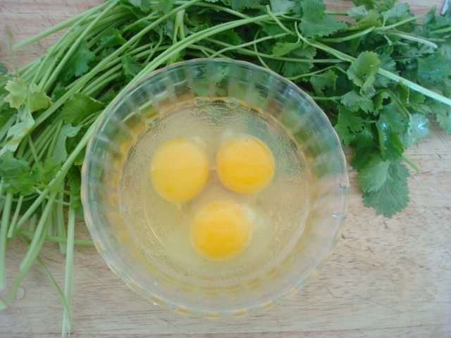 鸡蛋炒香菜步骤1