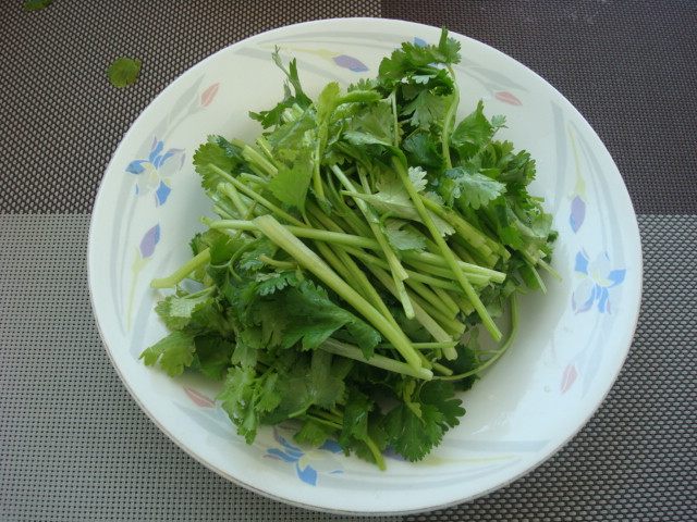 鸡蛋炒香菜步骤2