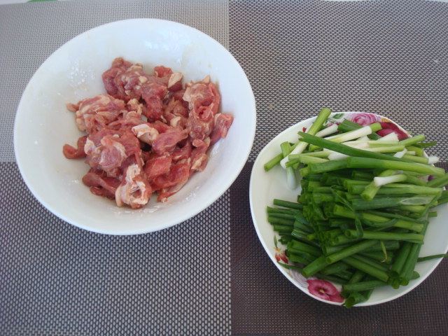 小葱炒羊肉片步骤2