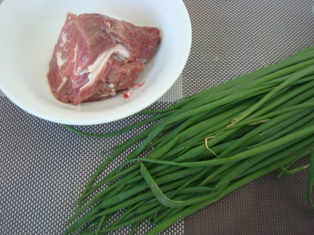 小葱炒羊肉片步骤1